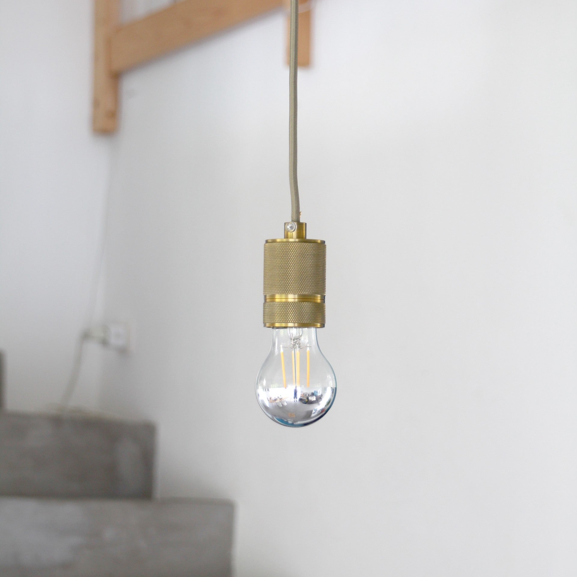 Aluminum lampholder - brass