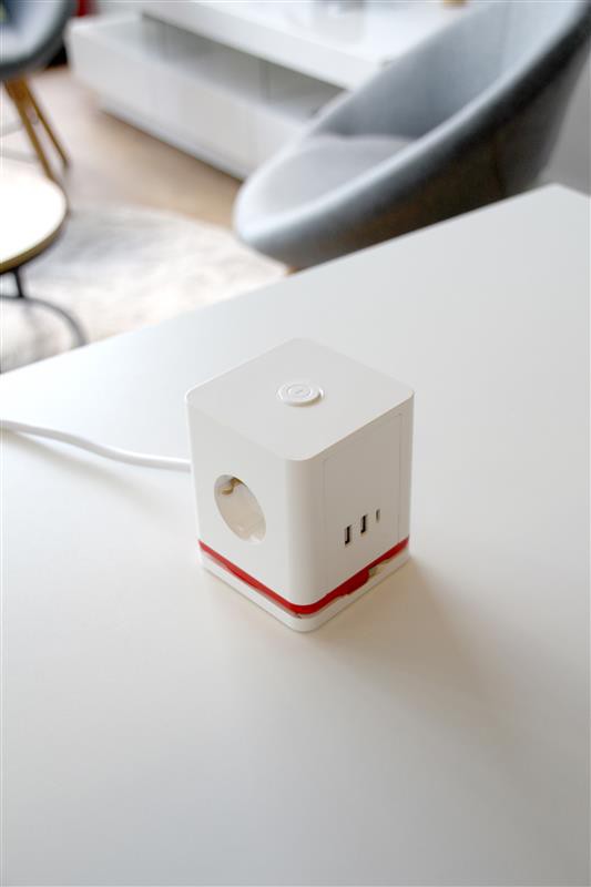 Cubo de tomadas múltiplas Chacon 1,40 m com 3 tomadas Schuko 16A, 2USB-C e 2USB-A, interrutor