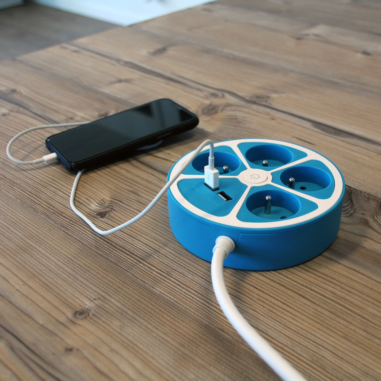 Multiprise design circulaire 4X16 A cordon 1,5m avec 2 USB-A + interrupteur - Bleu