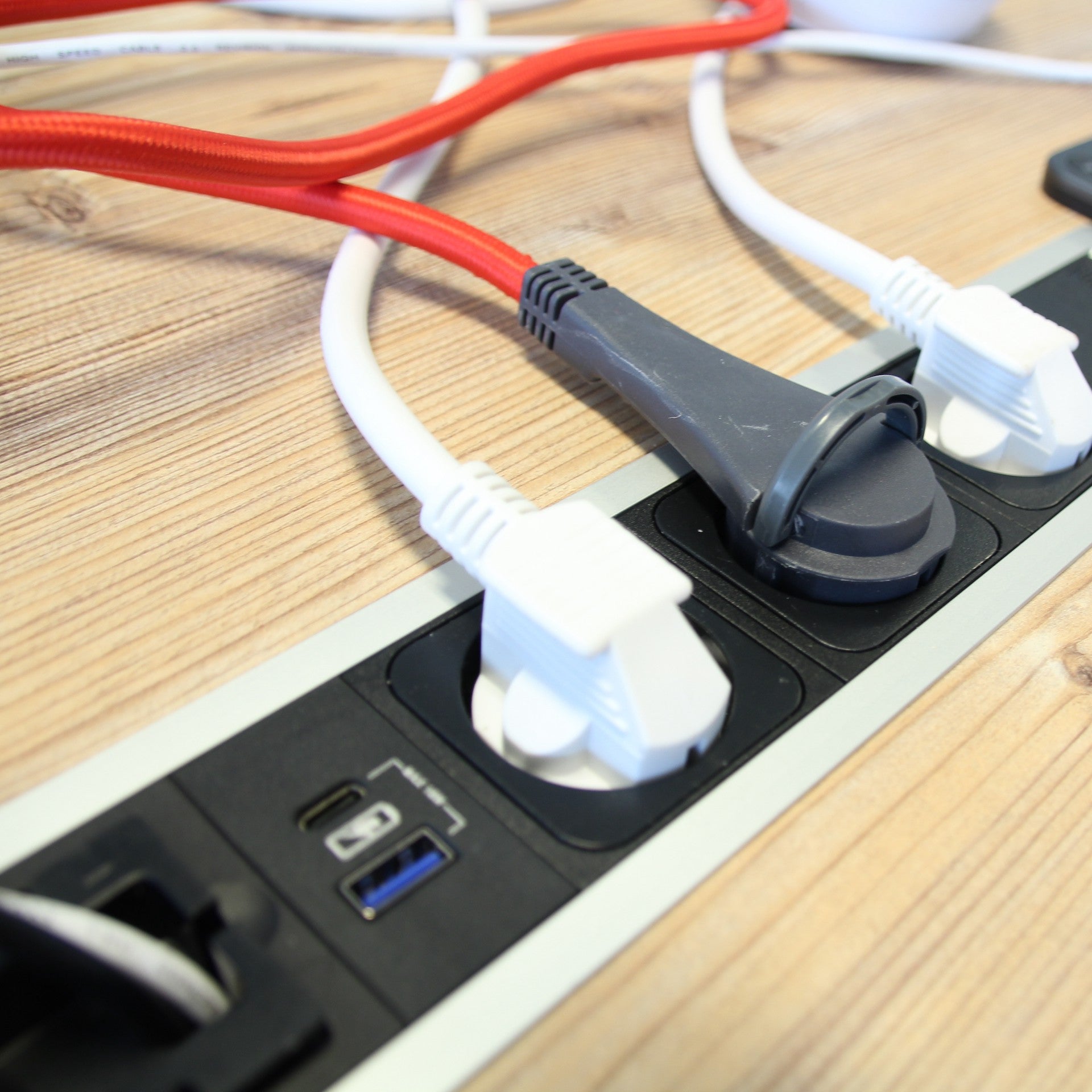 Grijze stekkerdoos en rode textielkabel met 2 USB - 1,5m