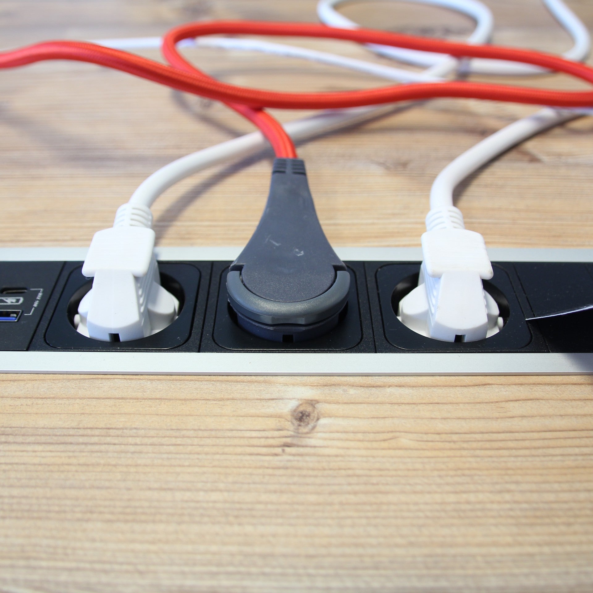 Grijze stekkerdoos en rode textielkabel met 2 USB - 1,5m