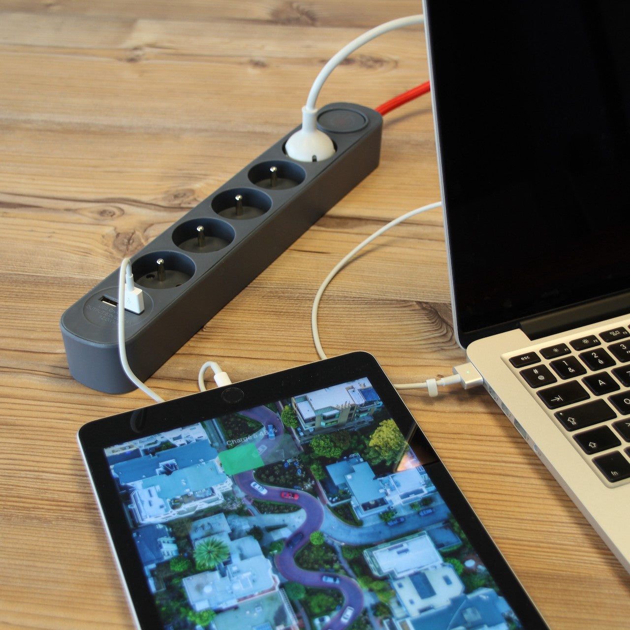 Grijze stekkerdoos en rode textielkabel met 2 USB - 1,5m