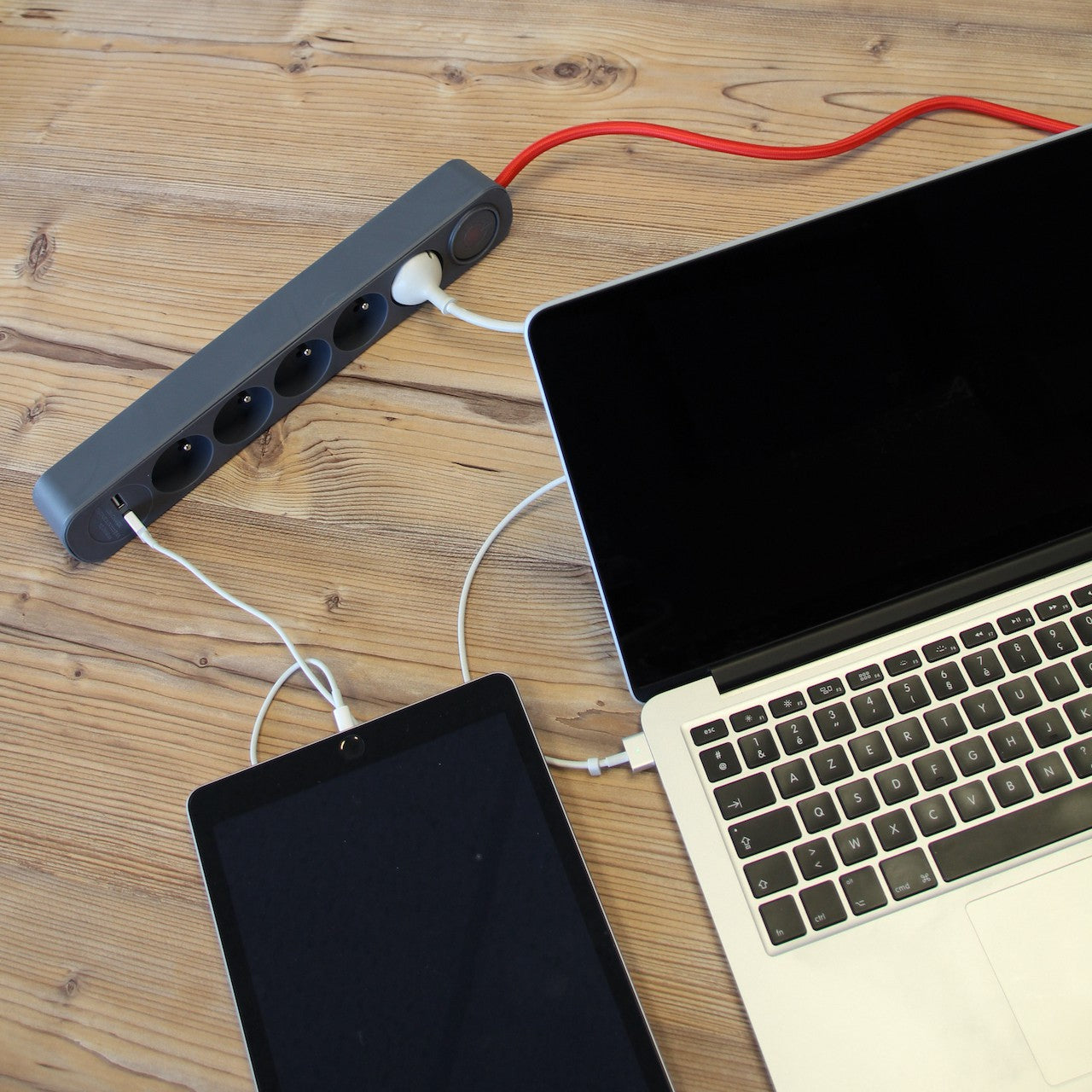 Grijze stekkerdoos en rode textielkabel met 2 USB - 1,5m